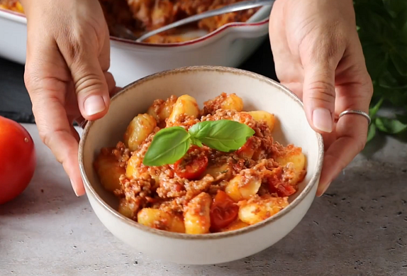 Zapečené noky s rajčaty a mletým masem