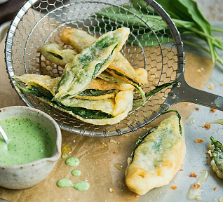 Smažený medvědí česnek v těstíčku