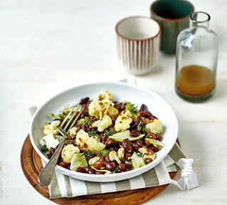 Salát s fazolemi, čekankou a květákem