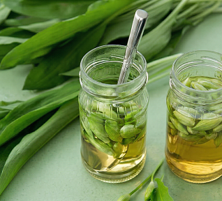 Naložené pupeny medvědího česneku