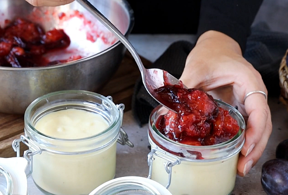 Krupicový dezert se švestkovým rozvarem