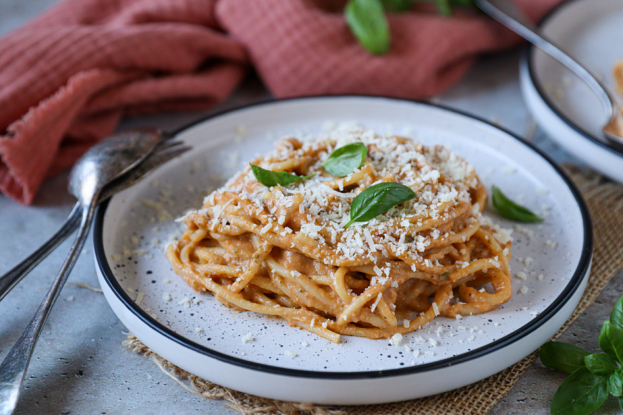 Těstoviny s omáčkou z pečené zeleniny