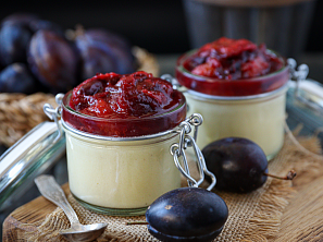 Krupicový dezert se švestkovým rozvarem