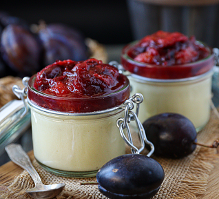 Krupicový dezert se švestkovým rozvarem