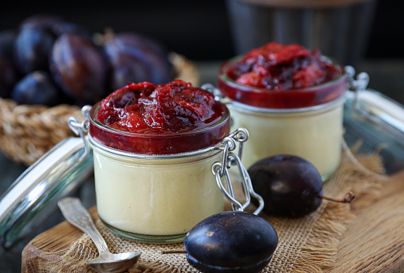 Krupicový dezert se švestkovým rozvarem