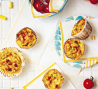 Cuketové muffiny se slaninou a sýrem