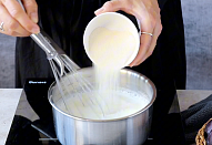 Krupicový dezert se švestkovým rozvarem