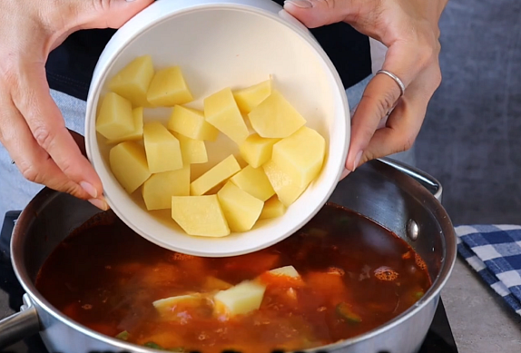 Španělská bramborová polévka