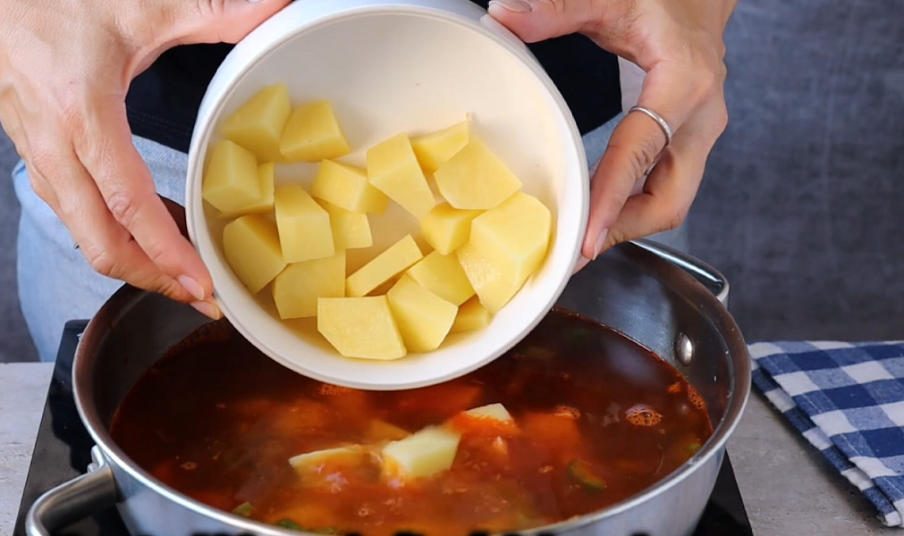 Španělská bramborová polévka