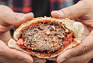 Hovězí burger s čedarem a jalapeños