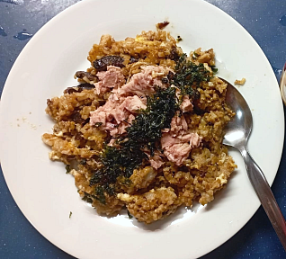 Smažená rýže s houbami marinovanými v sojové omáčce s tuňákem